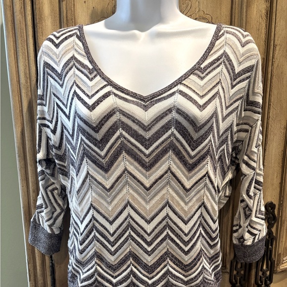 White House Black Market Chevron Patterned Knit Top Vneck Gray With Silver Large - Picture 1 of 10